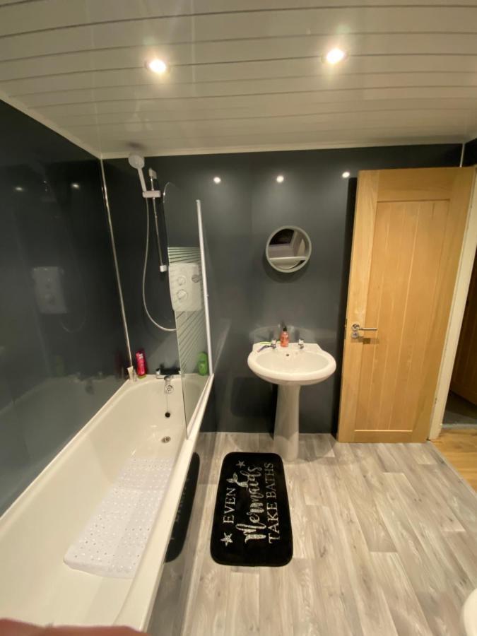 2 Bedroom Apartment In Saltcoats Town Beside The Seaside Esterno foto